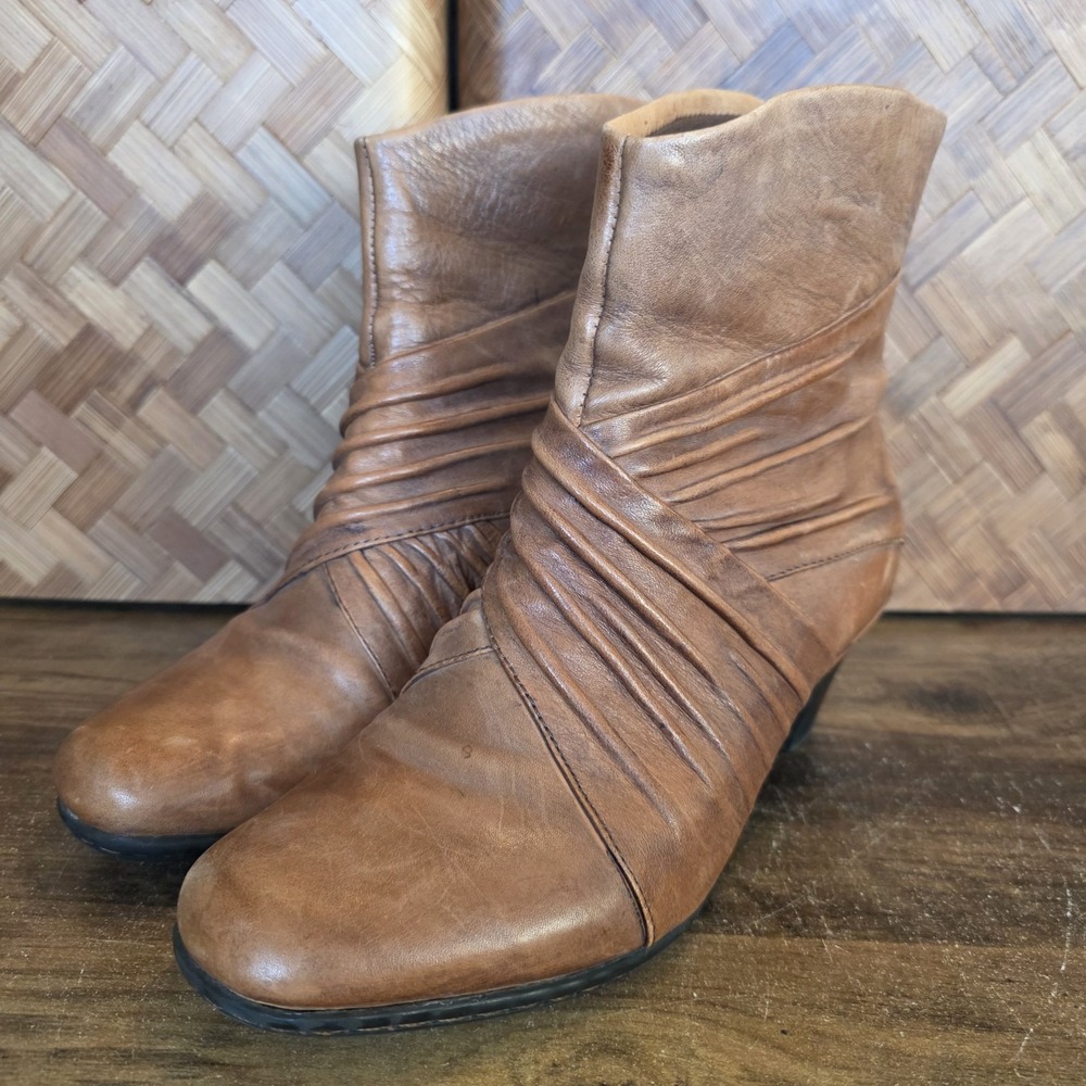 Cobb Hill Boots Women's Size 8.5 Light Brown Leather Heeled Ankle Pleated Detail